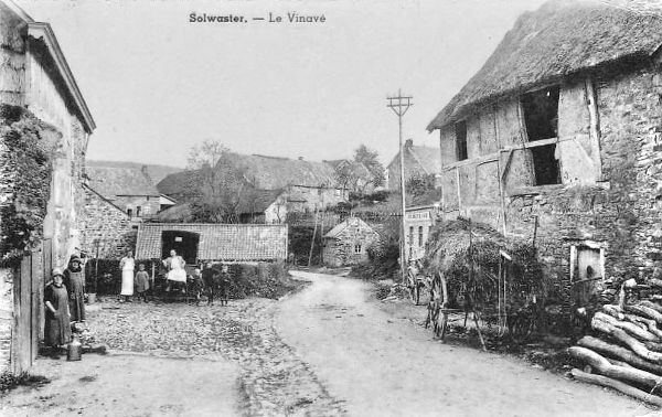 Solwaster en 1925 : quartier du Vinave  A droite du poteau : la « Laiterie Coopérative de La Hoëgne » et au niveau de la charrette : « l’étable au loup » 