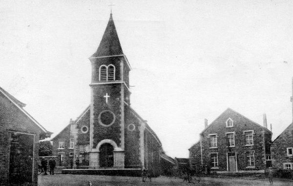 Solwaster en 1930 : A droite de l’église, l’école du village construite en 1844 (c.p)