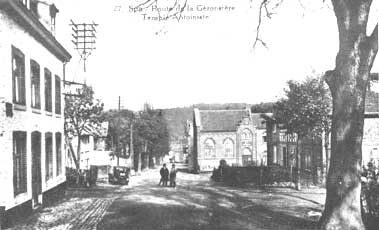 Le temple Antoiniste et à droite, l'avenue Antoine Pottier.