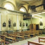 L'intérieur de la chapelle de l'ancien hospice Saint Charles. Différentes statues polychromes avec leur socle mural sont de très beaux témoins du 19ème siècle. Les quatorze tableaux du chemin de croix sont très anciens.