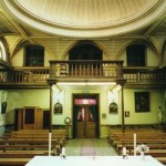 L'intérieur de la chapelle de l'ancien hospice Saint Charles. Le jubé est une vaste tribune, protégée par une balustrade en bois. Il surplombe une partie du sanctuaire et est accessible par l’étage supérieur.