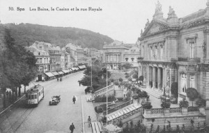 Le tram devant l'établissement des bains