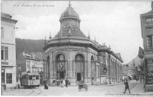 Le tram aux abords du Pouhon