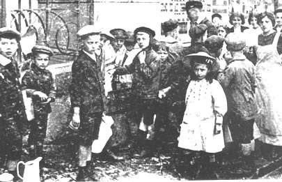 En 1915, à la sortie des écoles, les jeunes spadois allaient faire le plein de pouhon.