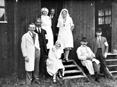 1935 : Croix Rouge spadoise à Francorchamps (photo collection I.  Gernay) ? , Pierre Gerlaxhe, Maria Gernay,   ?   , ?   , Suzanne Bérard, Charlemagne Gernay, Louis Gernay