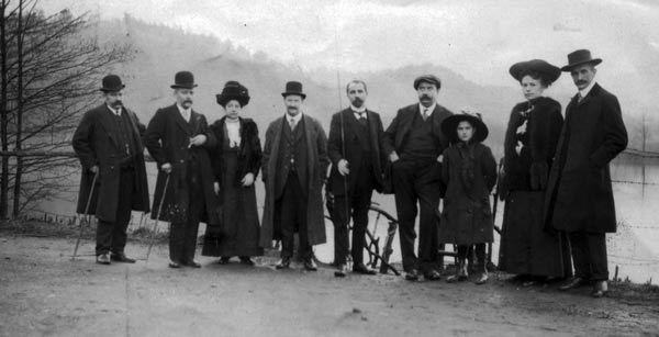 La photo date de 1909. Elle a été prise au lac de Warfaaz. De gauche à droite : MM. Jonas Fléron, Culot, Mme L. Rogister, Julien Rogister, Alphonse Richard, Amédée Hesse, Julia Rogister, L. Legrand et Oscar Legrand (mes grands-parents maternels).