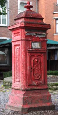 La borne postale de la Place Foch