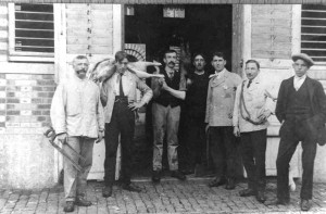 Un groupe de bouchers et d’abatteurs à l’Abattoir de Spa. Compte tenu des instruments utilisés pour découper les animaux, il doit s’agir d’une photo datant d’avant la guerre 1940. Nous ne connaissons pas les personnes photographiées