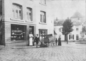 1913 : Félix Boland devant sa boulangerie située dans le bas de la rue Brixhe (photo collection Y. Orval)