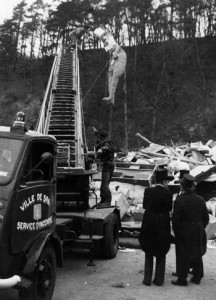 1976 : le bûcher au milieu du parc de 7 Heures. On voit les rahisses, l’échelle des pompiers, le grand mannequin et les membres de la Belle Equipe en frac.