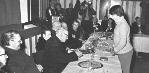 1981 : Fête organisée dans la salle de Nivezé pour le départ à la retraite de l’abbé Lespire. Chantal Pottier remet le cadeau de la Communauté au 5e curé de la paroisse. (photo collection D. Jérôme)