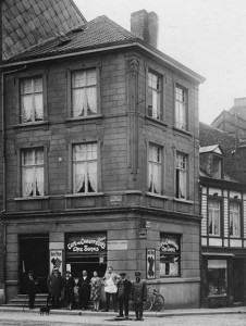 Les propriétaires (Marie 3e et Jonas 4e) semblent avoir vieilli. Sur le côté, rue du Marché, on voit la 2e petite maison où Edouard Fléron faisait commerce de tabac, cigares avec sa femme.