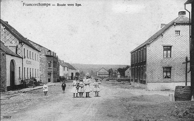 1910 : carrefour principal du village de Francorchamps. A gauche, l’hôtel Moderne et à droite, l’hôtel Lenders, en arrière-plan une des 3 fontaines du village