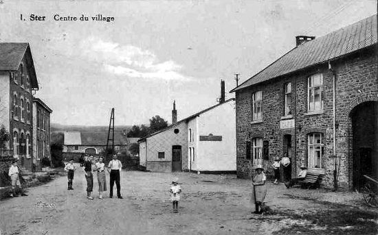 Carte postale : 1930 : Au centre, la laiterie (bâtiment blanc) et à droite, le café-salle-épicerie d’Emile Thomas