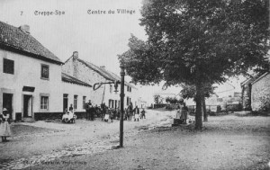 1909 : Le centre du village de Creppe, à gauche le café (avec salle) Ansay (carte postale - Fonds Body)