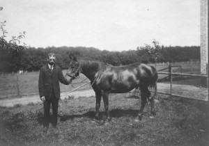 1913 : Julien Jérôme et son cheval Bijou devant sa ferme à Préfayhai 