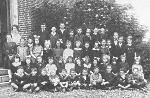 Année scolaire 1921 –1922 : M. et Mme Courbe avec leurs élèves ( collection M. et Mme Dohogne)