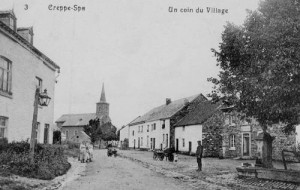 1909 : La rue principale du village avec un des 10 réverbères à pétrole et une des 3 fontaines publiques  Derrière la fontaine la boulangerie Legrand