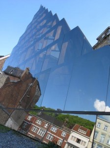 La pyramide de verre du pouhon Prince de Condé.