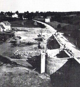 La ferme Laurent dans le barrage du lac de Warfaaz en construction. On peut voir le déversoir.  