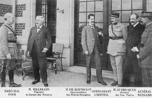 1920 : La délégation française sur la terrasse du château du Neubois (carte postale)