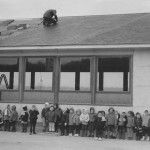 Printemps 1965, les maternelles posent devant le nouveau bâtiment (photo collection M.-T. Jérôme)