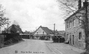 1930 : Entrée du village de Tiège, via  la route venant de Spa (carte postale)