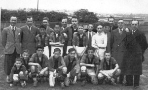 une photo de l’équipe cadets lors d’une rencontre officielle en 1949. Il s’agit du challenge Quirain à Verviers. S.R.U. Verviers – R.Spa.F.C.  2-1. Adultes de gauche à droite : E. van Lint – M. Marlet – M. Wilkin – M. Pottier (coiffeur en face de l’église). M. Quirain. Le monsieur en pantalon golf  ( ?). Jeunes  Debout de gauche à droite : Jeannot Pottier – Marcel Didelot – Stany Rensonnet – Georges Mernier – André Jacob – Maurice Compère - ? Magis – Charles Philippe Accroupis de gauche à droite : ? Wislet ( frère de Robert) – Jean Merlin – Marcel Bodeux – Robert Wislet – Emile Minet – R. Bredo – Claudy Marlet.