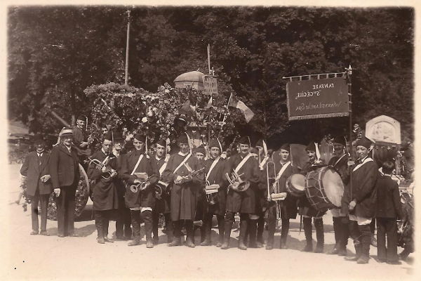 1936 : Fanfare Sainte Cécile de Winamplanche (photo collection A. Lambertz-Jamar) L’homme au chapeau de paille : Mathieu Lambertz. Le musicien à sa droite : Léon Gernay Le musicien avec le trombone : Marcel Gernay. Le porteur de la grosse caisse : René Lambertz