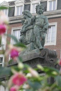 La fontaine monumentale fleurie : au centre, deux enfants nus debout.