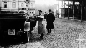 3 avril 1919 : Le général von Hammerstein et le baron Langwerth devant la gare de Spa (photo collection Fonds Body)