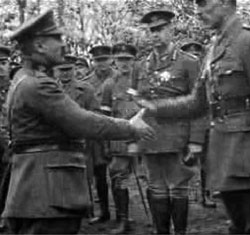 1918 : le général Orth (à gauche) décore des officiers canadiens  