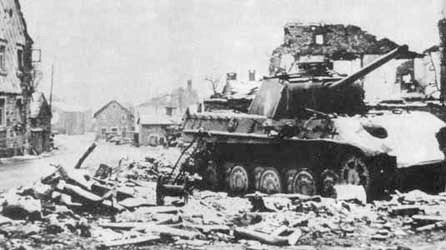 Fin décembre 1944, la grand rue de La Gleize en ruine