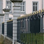 Les grilles restaurées entourant le batiment.