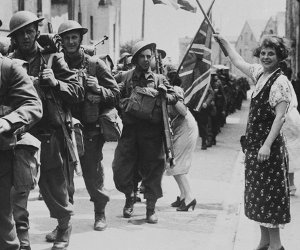 18 juin 1940 - Soldats canadiens après le débarquement en France.