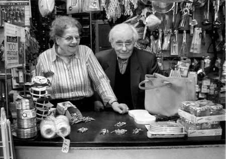 M et Mme Henrard dans leur quincaillerie de la place Verte à Spa.