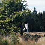 La croix Honnay de béton endommagée à la suite de travaux forestiers.