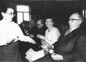 1979 : Salle l’Aurore à Nivezé, fête à l’occasion du départ à la retraite de Monsieur Micha (photo collection M.-T. Jérôme) Pascale Helman, Emile Jérôme, l’Abbé Georges Lespire, Denise Micha-Compère, Jean Micha