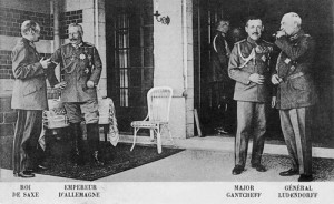 1918 : Sur la terrasse du château du Neubois, résidence du Kaiser (carte postale)