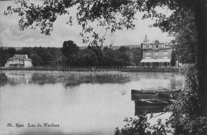 Carte postale de 1930, Le Chalet du Lac (à gauche) et l’Hôtel du Lac (à droite) 