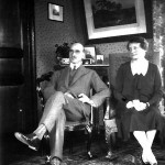 1930 : M. et Mme Louwers dans le salon de la villa Franklin (photo collection Eric Bonhomme)