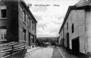 A gauche, la maison de Catherine Belche-Jérôme  (carte postale collection M. Joseph)