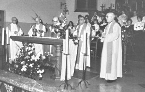 1981 : Messe célébrée dans l’église paroissiale de Nivezé à l’occasion du départ à la retraite de l’abbé Georges Lespire (photo collection D. Jérôme) 