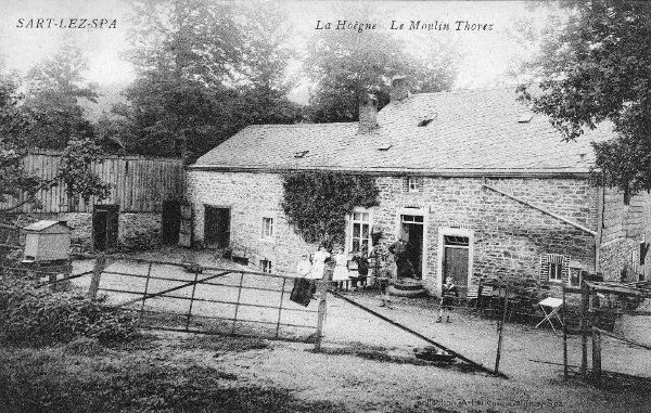 1900 : Le moulin Michel Thorez, construit en 1850, situé le long de la Hoëgne, au pied de Solwaster. Il fut reconstruit suite à un incendie en 1908.(carte postale)