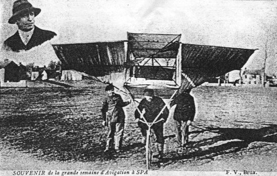 1909 : M. Spoo manœuvre un ornithoptère qu’il avait assemblé de toutes pièces (CP)