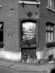 La fresque sur la maison de M. Loo au coin de la rue Deleau et de la rue Sandberg.