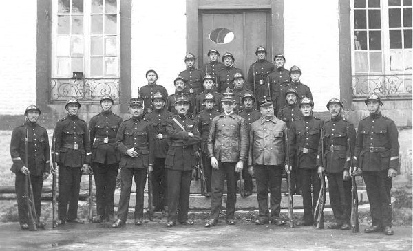 Dans la cour de l’hôtel de Ville. Au premier rang le cinquième est François Ledin, le 7e M. Joseph Léonard bourgmestre de Spa (notamment durant la guerre 40-45). Entre eux ? Les autres ?