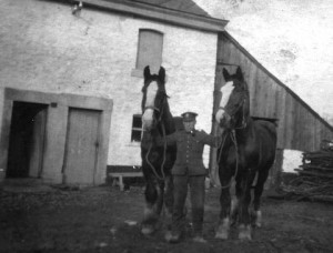 1918 : Soldat canadien devant la ferme Jérôme-Gerlaxhe (avenue Jean-Baptiste Romain, 22) (photo, collection  M.-T. Jérôme)