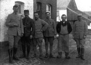 1918 : Soldats français et Henri Torfs devant la ferme Pironet (avenue Jean-Baptiste Romain,15) (photo, collection A. Gernay)