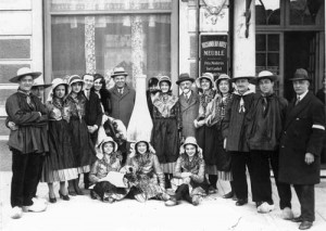 Des Spadois qui participent à la fête des Nations le 6 mars 1932 à Nice. La première dame à gauche est Sylvie Lejeune.